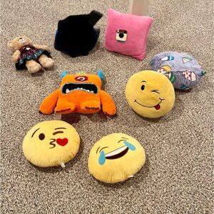 Bundle of  7 kids pillows!!!!!!
